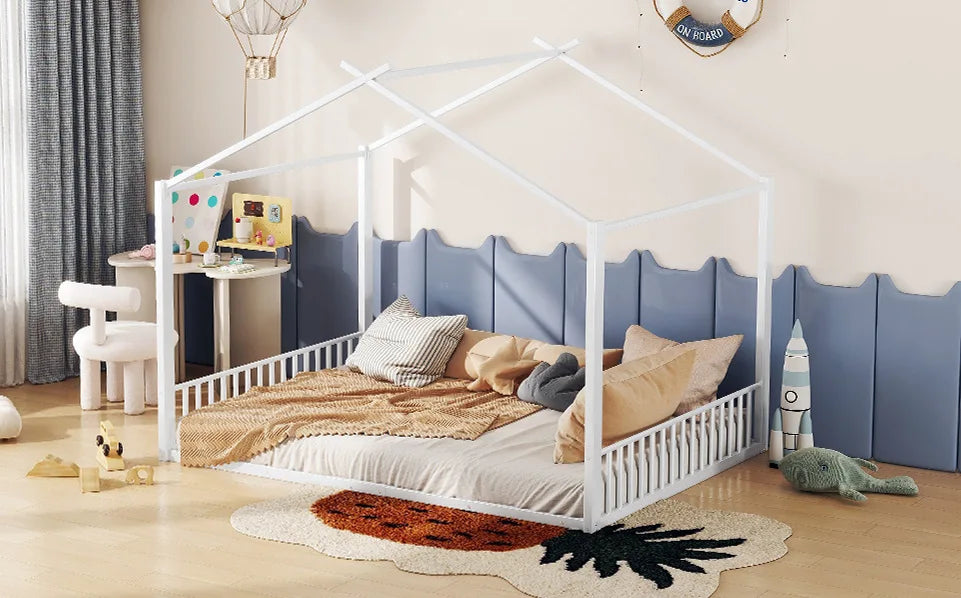 Lit cabane métal blanc dans une chambre aux tons bleus