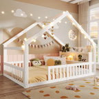 Lit cabane Montessori L'Étoile 140×190 blanc avec barrières et étagères dans une chambre d'enfant