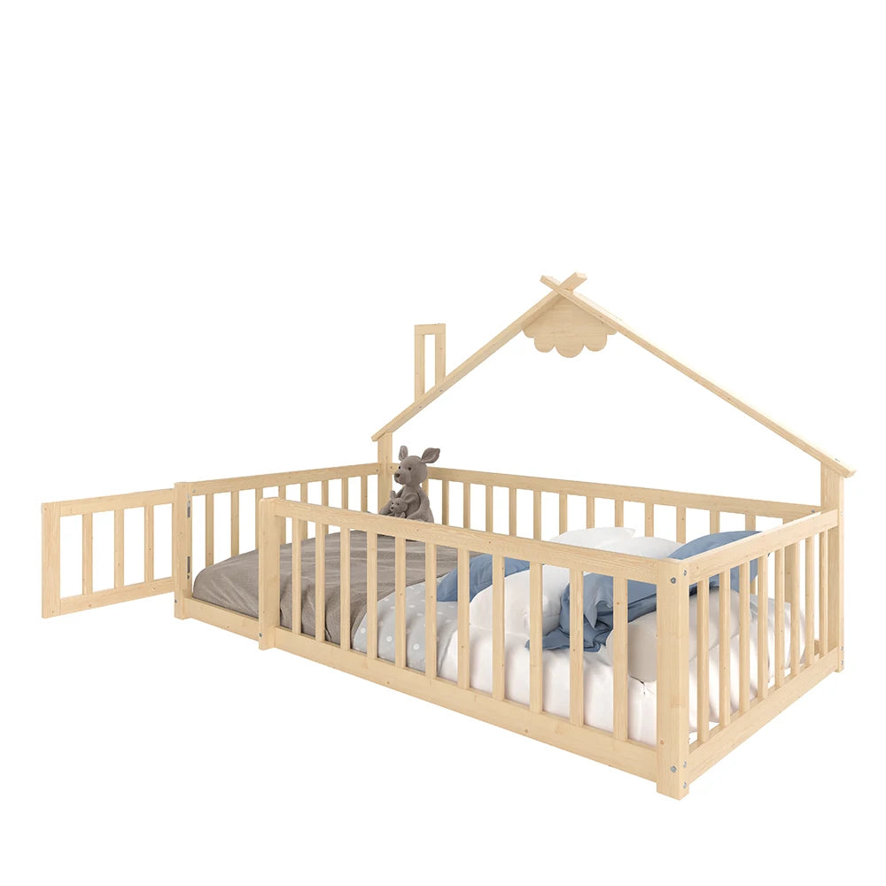 Lit cabane avec portillon ouvert pour que l'enfant entre et sorte seul