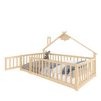 Lit cabane avec portillon ouvert pour que l'enfant entre et sorte seul