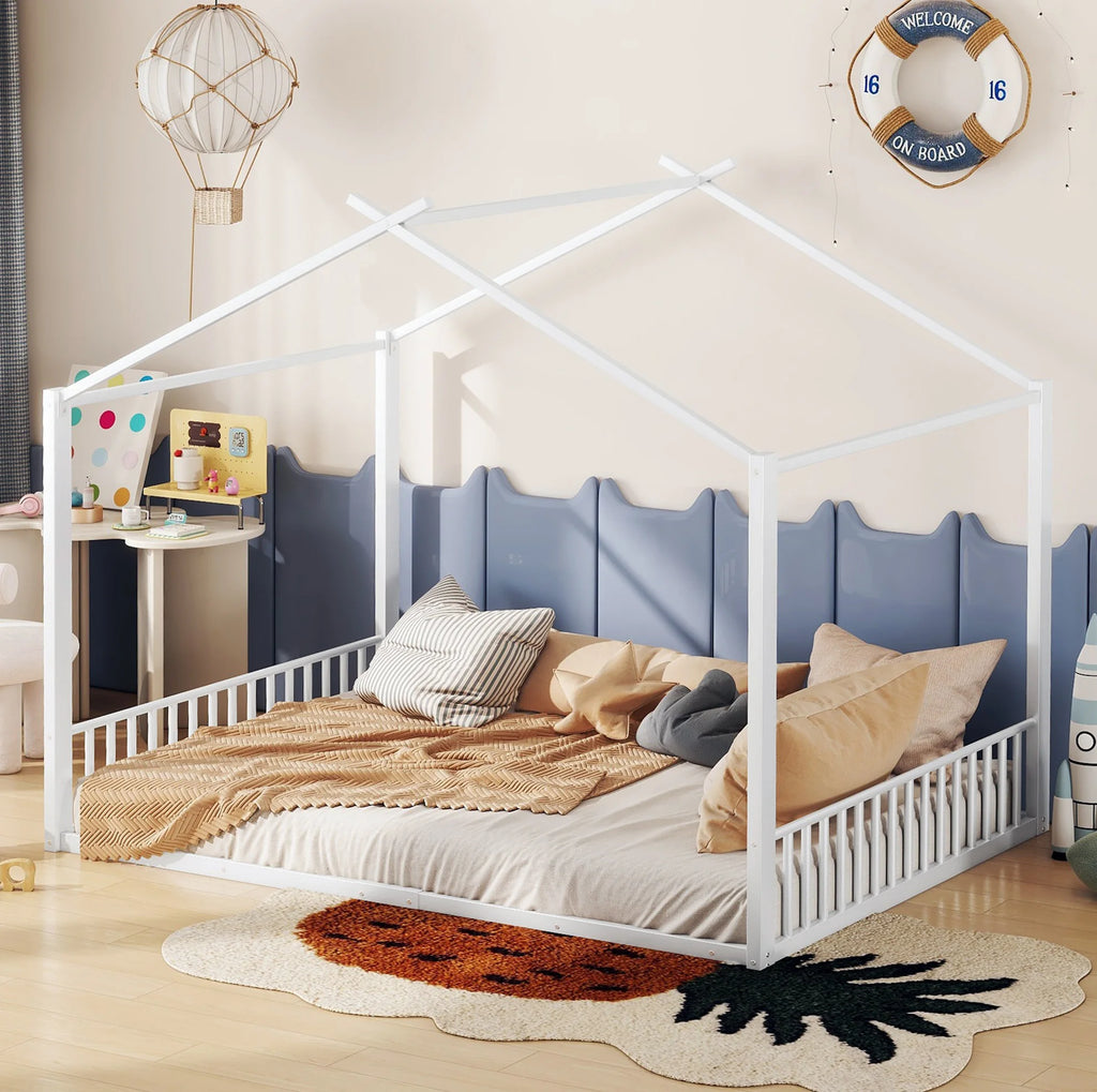 Lit cabane La Lune au ras du sol avec son toit en forme de maison