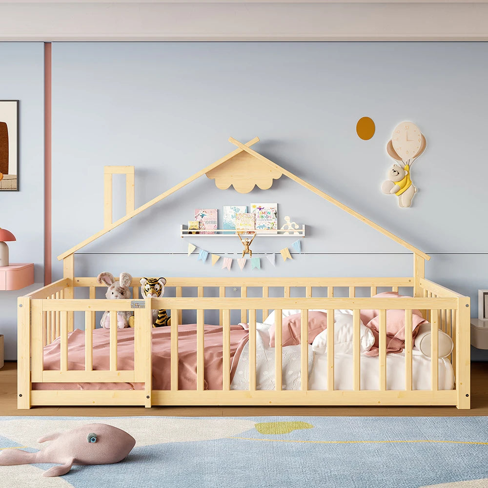 Lit cabane Montessori au sol avec barrières en bois naturel dans une chambre d'enfant