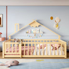 Lit cabane Montessori au sol avec barrières en bois naturel dans une chambre d'enfant