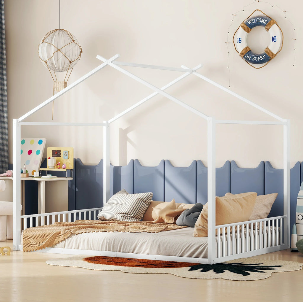Lit cabane maison en métal blanc 140×200 La Lune dans une chambre d'enfant