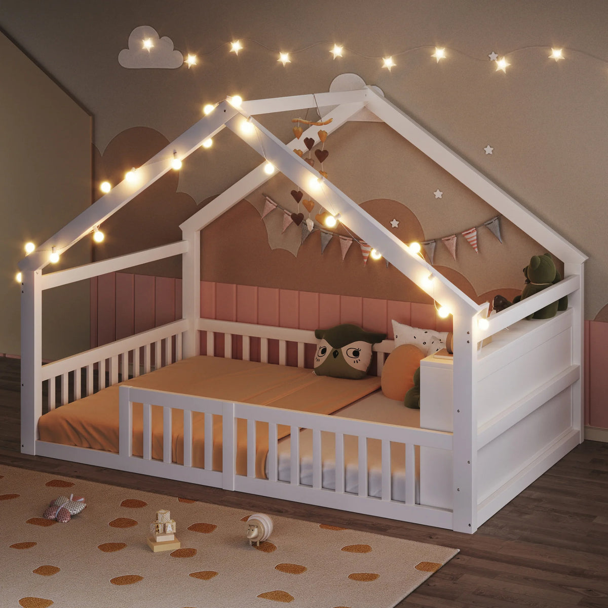 Lit cabane blanc en forme de maison avec barrières tout autour, ambiance du soir